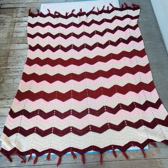 Chevron Zig Zag Crochet Afghan Blanket Throw Pink Red 65"x56" Handmade Vintage - Picture 10 of 12